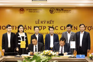 Ông Nguyễn Anh Tuấn - Phó Tổng Giám đốc Tập đoàn T&T Group (bên trái) và ông Lâm Văn Bi, Phó Chủ tịch UBND tỉnh Cà Mau (bên phải) ký kết thỏa thuận hợp tác chiến lược.