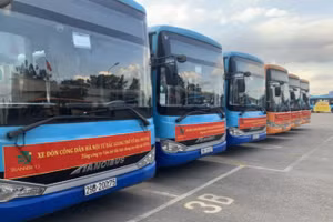 20 xe buýt đang đến ổ dịch Bắc Giang đón gần 290 người về Hà Nội