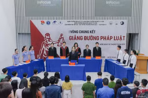 Sinh viên ngành Luật Kinh tế, Trường ĐH Ngân hàng TPHCM tham gia Phiên tòa giả định