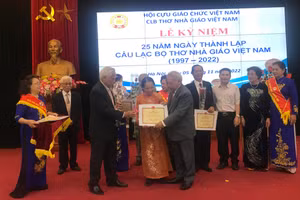 Trao thưởng cho các cá nhân tại lễ kỷ niệm 25 năm thành lập câu lạc bộ Thơ Nhà giáo Việt Nam