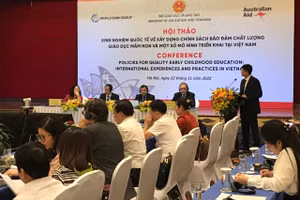 Vụ trưởng Nguyễn Bá Minh trình bày những chính sách bảo đảm phát triển giáo dục mầm non.