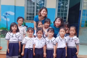 Cô Hà Thị Mai Hương (bên phải) cùng các học trò