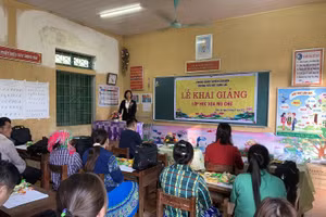 Khai giảng lớp học xoá mù chữ tại thôn Nà Bản, xã Xuân Lạc, huyện Chợ Đồn, tỉnh Bắc Kạn.
