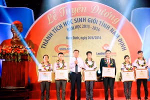 Đồng chí Đoàn Hồng Phong - Uỷ viên T.Ư Đảng, Bí thư Tỉnh ủy Nam Định trao tặng Bằng khen của Bộ GD&ĐT cho học sinh đạt giải quốc gia và quốc tế năm 2015- 2016. 