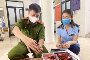 Thu giữ hơn 6.000 xúc xích, cánh gà ăn liền tại Hà Nội