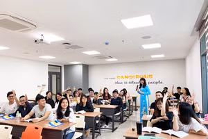 Giảng viên và sinh viên UEH có thể về quê ăn Tết sớm nhờ dạy học trực tuyến.