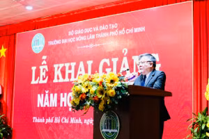 PGS.TS Huỳnh Thanh Hùng, quyền hiệu trưởng Trường ĐH Nông Lâm TPHCM phát biểu tại lễ khai giảng. 