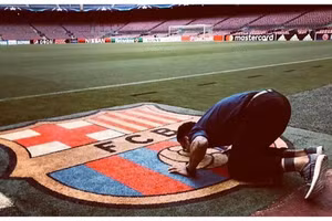 Alves ăn mừng trở lại Nou Camp