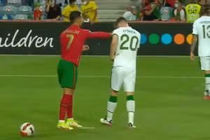 Ronaldo "trắng án" dù tát cầu thủ đối phương.