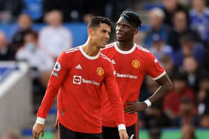 Pogba muốn được hưởng lương cao hơn đàn anh Ronaldo mới đồng ý gia hạn với Man Utd.