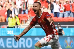Attila Fiola ăn mừng cuồng nhiệt sau khi hạ gục thủ môn Lloris của tuyển Pháp.