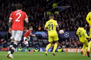Cú vua lê tuyệt đẹp của Alex Telles mở ra cuộc lội ngược dòng của Man Utd.