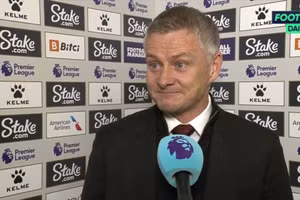 Solskjaer mỉm cười kỳ lạ trong phòng họp báo sau trận thua Watford ở vòng 12 Ngoại hạng Anh