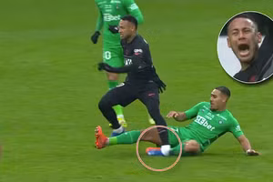 Neymar chấn thương sốc khi gập cổ chân trụ 90 độ.