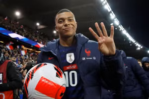 Mbappe giơ 4 ngón tay ám chỉ số bàn thắng anh có được trong trận gặp Kazakhstan.