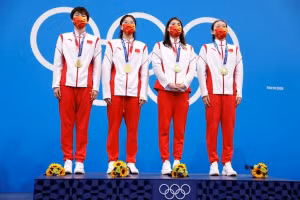 Vận động viên Trung Quốc nhận huy chương vàng tại Thế vận hội Tokyo 2020.