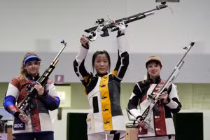 Xạ thủ Trung Quốc Yang Qian (giữa) là người giành được HCV đầu tiên tại Olympic Tokyo 2020.