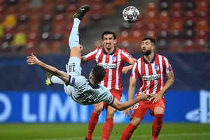 Cú đá kiểu "xe đạp chổng ngược" tuyệt đẹp của Giroud giúp Chelsea đả bại Atletico.