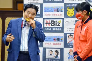 Thị trưởng thành phố Nagoya Takashi Kawamura nhận "mưa gạch đá" vì cắn Huy chương Vàng Olympic Tokyo 2020.