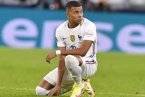 Gia đình Mbappe không ít lần tranh cãi vì chọn bến đỗ cho anh.
