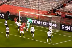 Thủ quân Man Utd bỏ lỡ khó tin trong trận hoà với AC Milan.