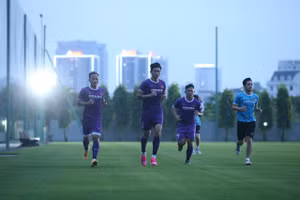 Trọng Hoàng, Văn Hậu phải tập riêng ở buổi tập đầu tiên của tuyển Việt Nam.