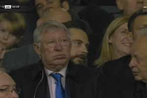 Ferguson vẻ mặt ngao ngán khi chứng kiến Man Utd thua thảm Liverpool.
