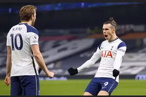 Gareth Bale chia vui bàn thắng với Harry Kane.