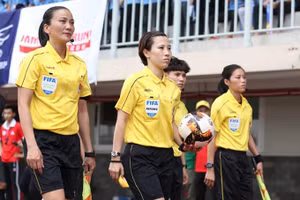 Trọng tài Bùi Thị Thu Trang (giữa) và trợ lý Trương Thị Lệ Trinh (trái) vừa lọt vào danh sách ứng viên của FIFA.