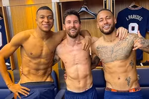 Mbappe, Messi và Neymar trong phòng thay đồ PSG sau chiến thắng Man City.