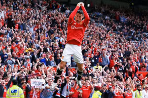 Ronaldo mừng cú đúp trong trận ra mắt Man Utd trước Newcastle.