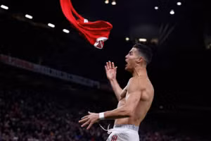Ronaldo cởi áo mừng bàn thắng giúp Man Utd giành trọn 3 điểm ở phút 90+5.