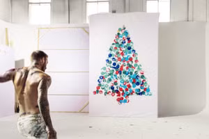 Beckham sút bóng tạo ra ‘kiệt tác’ mang tên ‘Cây thông Noel’.
