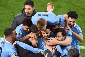 Các cầu thủ Man City đứng trước cơ hội đi vào lịch sử bóng đá Anh.
