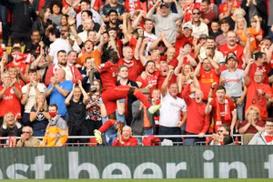 Sân Anfield bùng nổ khi Mane ghi bàn thứ 100 cho Liverpool.