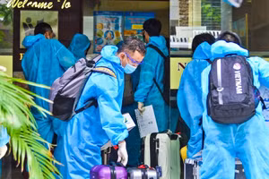 Các thành viên tuyển Việt Nam vẫn chưa thể rời khu cách ly tại Khách sạn New Milano, phường Tân Phong, Quận 7, TP. HCM.