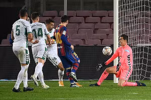 Messi lập cú đúp bàn thắng vào lưới Elche tại vòng 24 La Liga.