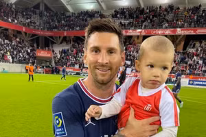 Messi bế con của thủ môn đối thủ gây sốt mạng xã hội.