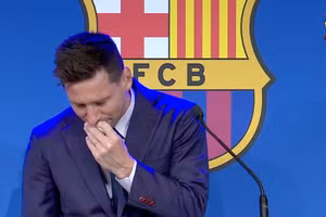 Messi bật khóc cả trước và trong buổi họp báo chia tay Barca.