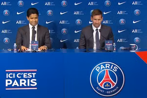 Messi và Chủ tịch Al Khelaifi họp báo.