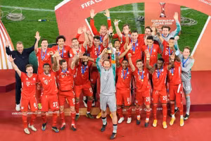 Các cẩu thủ Bayern Munich nâng cao danh hiệu thứ 6 trong năm 2020.