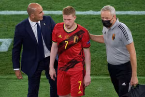 Kevin De Bruyne buộc phải rời sân đầu hiệp 2 trận Bỉ- Bồ Đào Nha.