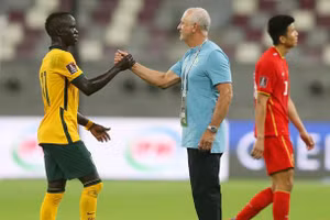 HLV Graham Arnold chia vui cùng học trò sau trận thắng Trung Quốc 3-0.