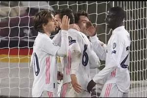 Các cầu thủ Real Madrid vui mừng khi đội nhà vào bán kết Champions League.