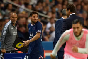 Messi có vẻ không hài lòng khi bị thay ra