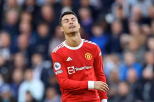 Ronaldo thất vọng khi Man Utd thua ngược Leicester 2-4 tối 16/10.