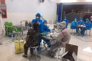 Lực lượng y tế lẫy mẫu xét nghiệm các trường hợp liên quan đến ca nhiễm Covid-19 mới để phòng dịch - (Ảnh: HCDC).
