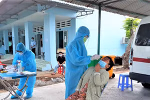 Lực lượng y tế lấy mẫu xét nghiệm cho người dân ở huyện Cần Giờ để tầm soát dịch Covid-19. (Ảnh: HCDC).