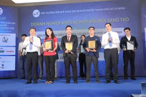 Ông Dương Anh Đức - Phó Chủ tịch UBND TP.HCM (bìa trái) - và ông Bùi Thế Duy - Thứ trưởng Bộ Khoa học và công nghệ - trao giải thưởng I-Star 2020 cho nhóm 1. (Ảnh: BTC)