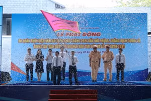 Chủ tịch UBND TPHCM Nguyễn Thành Phong trao cờ lệnh phát động Năm ATGT 2021.